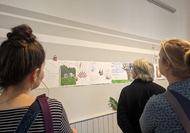 personnes regardant des dessins