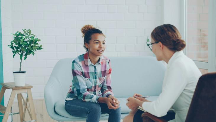 Jeune discutant avec une adulte