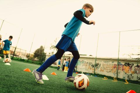 Garçon jouant au football